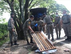 Satpol PP Bongkar Lapak-lapak di Tunggu Hitam, Ini Alasannya