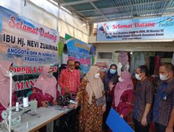 Nevi Zuairina Saksikan Serah Terima Bantuan kepada KUBE di Bukittinggi