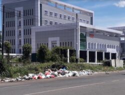 Ada Onggokan Sampah di Sudut RSUD Bukittinggi