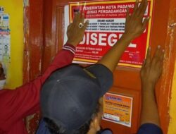 Menunggak Bayar Retribusi, WC Umum di Pasar Raya Padang Disegel