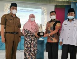 Fauziah Fauzan Terima Penghargaan Tokoh Penggiat Ekonomi Syariah