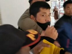 Pura-pura Menolong Naik Eskalator, Dompet Melayang