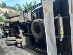 Pecah Ban, Truk Rebah Kuda di Jalan Raya Medan-Bukittinggi