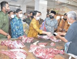 Wamendag Jerry Sambuaga Belanja di Pasar Padang Panjang