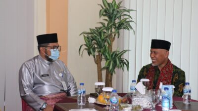 Tiba di Jambi, Gubernur Disambut Kalungan Selendang Batik dan Sarapan Mie Celor