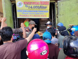 Operasi Pasar Minyak Goreng di Pasar Batusangkar Diserbu Warga
