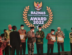 Gubernur Sumbar Mahyeldi Terima Anugrah Baznas Award 2022