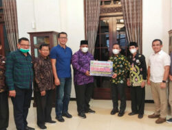 Bupati Padang Pariaman Serahkan Bantuan Untuk Korban Gunung Semeru