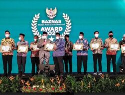 Suhatri Bur Menerima Penghargaan Baznas Award 2022