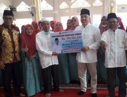 DPRD Kota Padang Bantu Masjid Al Hikmah
