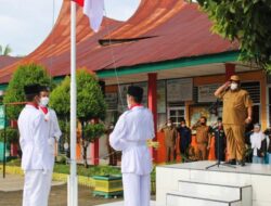 Suhatri Bur Pembina Upacara Bendera di SMA 1 Batang Anai