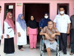 Nasmarlis Menerima Bantuan Kursi Roda dari Wakil Walikota Pariaman