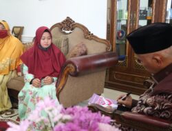 Penulis Novel dari Pesisir Selatan Itu Dihadiah Laptop oleh Gubernur Sumbar