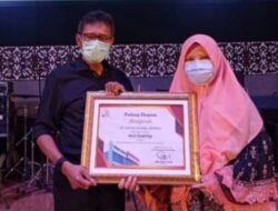 Nevi Zuairina Dianugerahi ‘Politisi Perempuan Penggerak Ekonomi Kerakyatan’