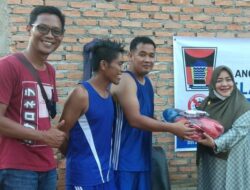 Anggta DPRD Padang Bantu Sarung untuk Sasana Luki Boxing Champ