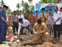 Bupati Suhatri Bur Letakkan Batu Pertama Pembangunan Musholla Baiturrahman Durian Kapeh