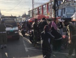 Satpol PP Damkar Tertibkan PKL di Sepanjang Jalan Imam Bonjol
