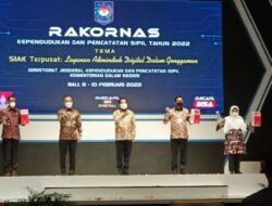 Disdukcapil Padang Panjang Terima Penghargaan dari Kemendagri