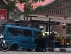 Mobil Angdes Terbakar di Jalan Sudirman Bukittinggi