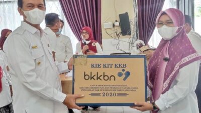 DP3AKB Pariaman Serahkan Alat Penunjang Program KB