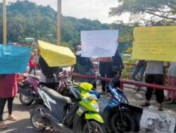 Pedagang Jembatan Siti Nurbaya Demo Tolak Dipindahkan