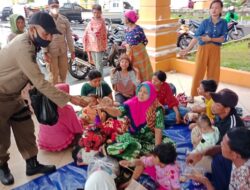 Pemkab Pasbar Bagikan Makanan untuk Ribuan Pengungsi