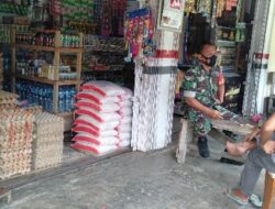 Babinsa Koramil 04/Sicincin Cek Kestabilan Harga