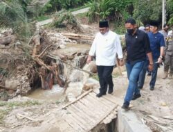 Tinjau Lokasi Banjir, Bupati Pasaman Janjikan Pemulihan Fasilitas Umum yang Rusak