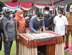 Genius Umar Resmikan Lapangan Sepakbola Persikatim