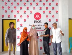 Nevi Zuairina Serahkan Bantuan Alat Cetak KTA untuk Lima DPD