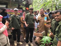Kadis Kehutanan Provinsi Hadiri Panen Perdana Lebah Madu KUPS Padang Tarok Baso