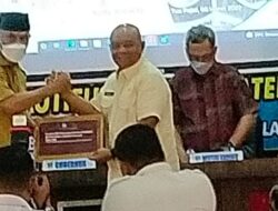 Gubernur Serahkan Sertifikat Budaya Khatam Alquran untuk Agam dari Mendikbud Ristek RI