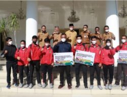 Gubernur Mahyeldi Serahkan Bonus Untuk Atlet PPLP Berprestasi