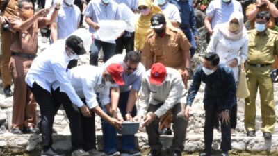 Gubernur Mahyeldi Tebar 4000 Bibit Ikan Bilih di Danau Singkarak