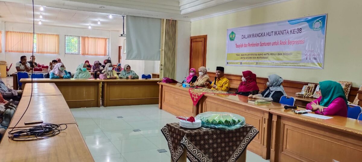 Ust. Syafwan Diran saat memberi tausiyah dalam rangka HUT ke 38 Ikanita Universitas Bung Hatta.