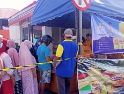 Warga Antusias Dapatkan Minyak Goreng di Pasar Nanggalo