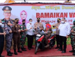 Bertabur Hadiah, Peserta Vaksin Lansia Dapat Motor dari Kapolda Riau