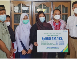 Dirut BPJS Ketenagakerjaan Serahkan Langsung Santunan Korban Penembakan Di Distrik Beoga Papua