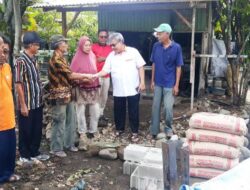 Anggota DPRD Padang Muhidi Serahkan Bantuan Rehab Rumah Warga 