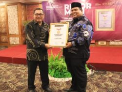 Bupati Padang Pariaman Suhatri Bur Terima Anugerah Sahabat Pers Indonesia dari  SMSI