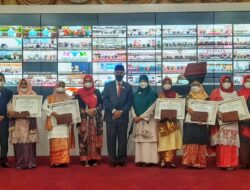Gubernur Mahyeldi Serahkan Penghargaan Kepada 19 Perempuan Sumbar Berjasa dan Berprestasi