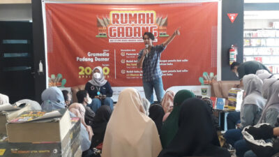 JS Khairen Gelar Road Show Novel Kado Terbaik