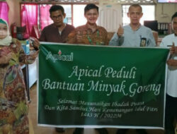 Apical Peduli Bagikan Minyak Goreng Kemasan untuk Masyarakat