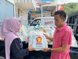 Andre Rosiade Bagikan Puluhan Ribu Paket Sembako di Sumbar
