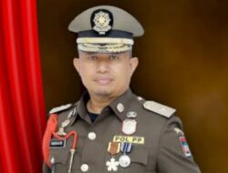 Seorang Bapak Tua di Padang Acungkan Sajam ke Petugas Satpol PP