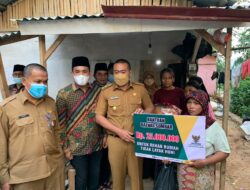 Wakil Gubernur Serahkan Bantuan Bedah Rumah dan Pendidikan Bagi Warga tak Mampu