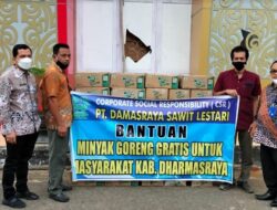 PT DSL Bagikan  Ribuan Liter Minyak Goreng Gratis untuk Warga Dharmasraya
