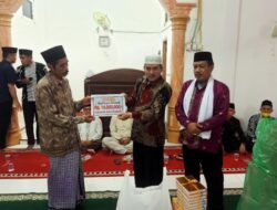 Kunjungi Masjid Baituraman, Sekda Dharmasraya Serahkan Bantuan Rp10 Juta