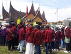 Datangi Gedung DPRD Dharmasraya, Mahasiswa Tolak Penundaan Pemilu