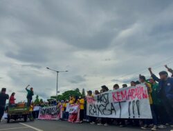 Ratusan Mahasiswa Gelar Massa Aksi ke DPRD